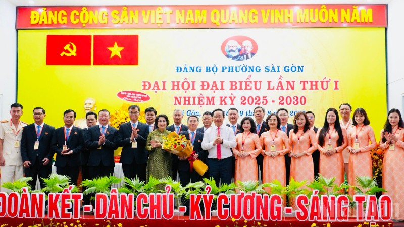 Lãnh đạo Thành phố Hồ Chí Minh chúc mừng Ban Chấp hành Đảng bộ phường Sài Gòn nhiệm kỳ 2025-2030. (Ảnh: VƯƠNG LÊ)
