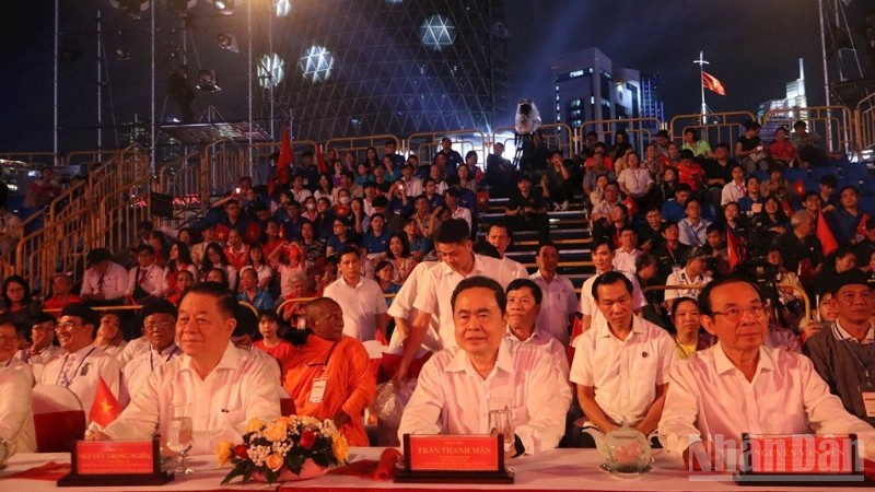 Đồng chí Trần Thanh Mẫn, Ủy viên Bộ Chính trị, Chủ tịch Quốc hội cùng các đồng chí lãnh đạo Trung ương, Thành phố Hồ Chí Minh dự chương trình tại điểm cầu Thành phố Hồ Chí Minh (tại Bến Nhà Rồng).