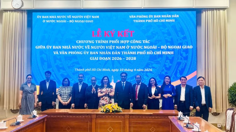 Lễ ký kết chương trình phối hợp triển khai công tác người Việt Nam ở nước ngoài trên địa bàn Thành phố Hồ Chí Minh.