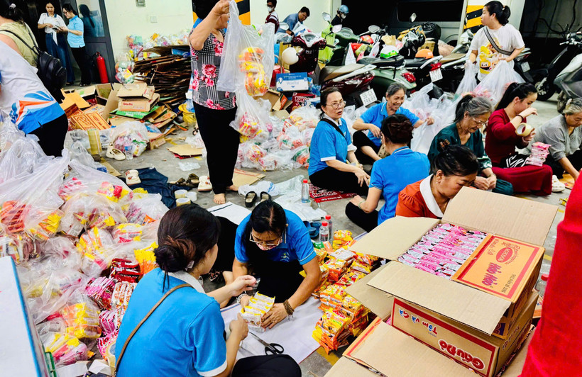 Điểm tiếp nhận tập trung tại cơ quan Ủy ban Mặt trận Tổ quốc Việt Nam Thành phố Hồ Chí Minh mọi người đang tích cực phân loại và đóng gói hàng hóa để vận chuyển tới tay bà con sớm nhất.