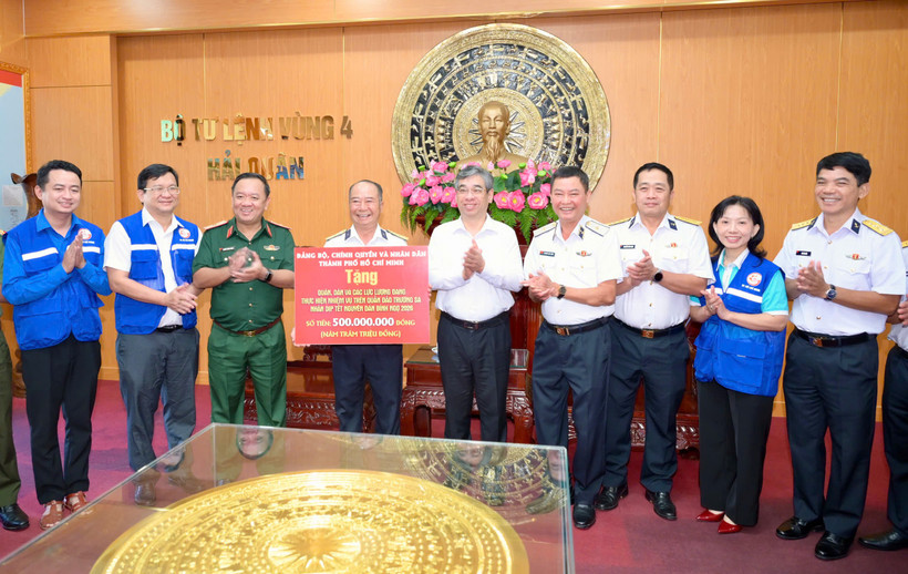  Đoàn công tác tặng quà cho quân và dân đặc khu Trường Sa - Ảnh: Văn Minh