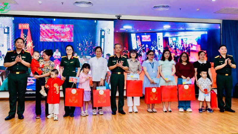 Bệnh viện Quân y 175 tặng quà Tết cho gia đình các cán bộ, y bác sĩ đang công tác tại Bệnh xá đảo Trường Sa.