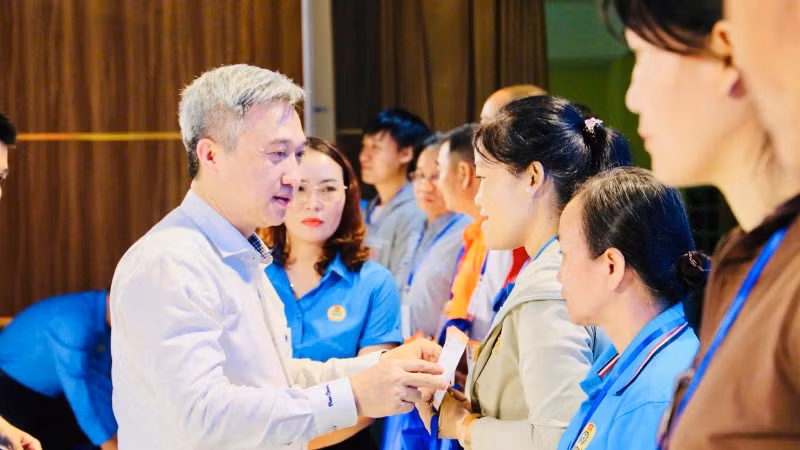 Đồng chí Đặng Minh Thông, Phó Bí thư Thành ủy Thành phố Hồ Chí Minh trao quà cho người lao động có hoàn cảnh khó khăn. 