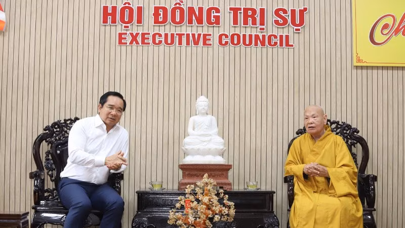 Đồng chí Nguyễn Văn Được trò chuyện cùng Trưởng lão Hòa thượng Thích Thiện Nhơn. (Ảnh: Ngô Tùng)