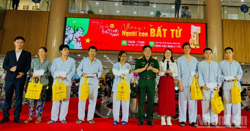 Lãnh đạo Bệnh viện Quân y 175 và nhà hảo tâm trao quà cho bệnh nhân có hoàn cảnh khó khăn đang điều trị tại bệnh viện. (Ảnh: Vương Lê)