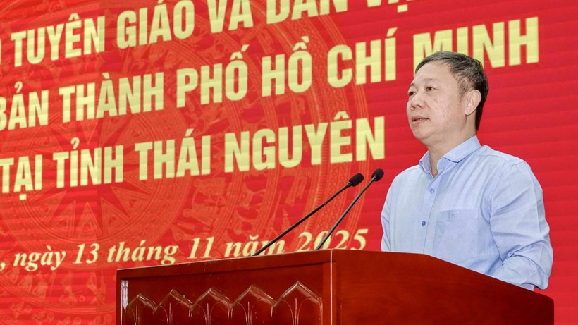 Ông Dương Anh Đức, Ủy viên Ban Thường vụ Thành ủy, Trưởng Ban Tuyên giáo và Dân vận Thành ủy Thành phố Hồ Chí Minh chia sẻ khó khăn với bà con Thái Nguyên sau trận bão lịch sử.