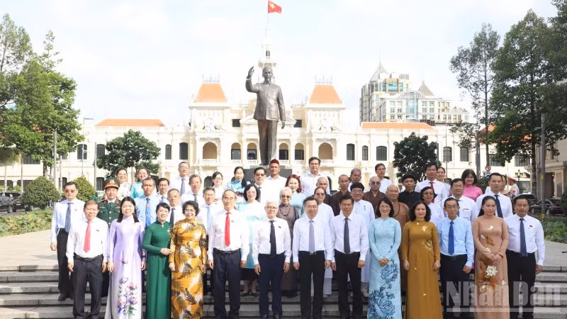 Đoàn đại biểu chụp ảnh lưu niệm tại Tượng đài Chủ tịch Hồ Chí Minh (đường Nguyễn Huệ, phường Sài Gòn, Thành phố Hồ Chí Minh).