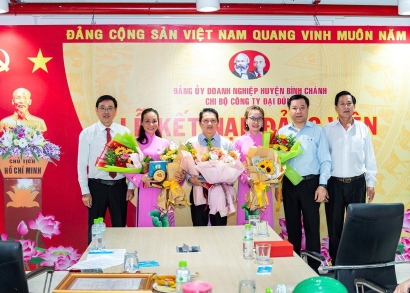 Lễ kết nạp đảng viên tại Công ty cổ phần Cơ khí xây dựng thương mại Đại Dũng.