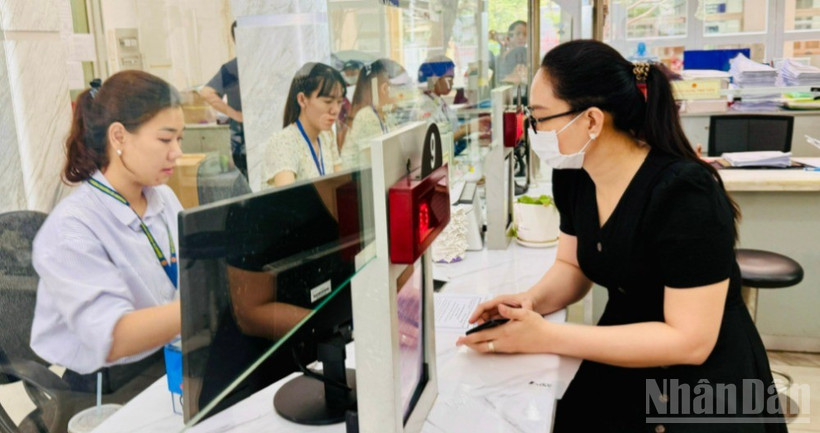 Cán bộ, công chức Thành phố Hồ Chí Minh giải quyết thủ tục hành chính cho người dân. (Ảnh: VƯƠNG LÊ) 