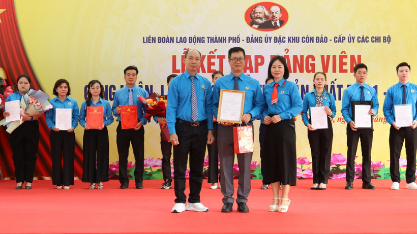 32 công nhân ưu tú vinh dự được kết nạp Đảng tại mảnh đất giàu truyền thống cách mạng Côn Đảo vào ngày 3/2