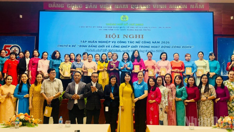 Các cán bộ phụ trách công tác nữ công được nhận quà từ Liên đoàn lao động Thành phố. 