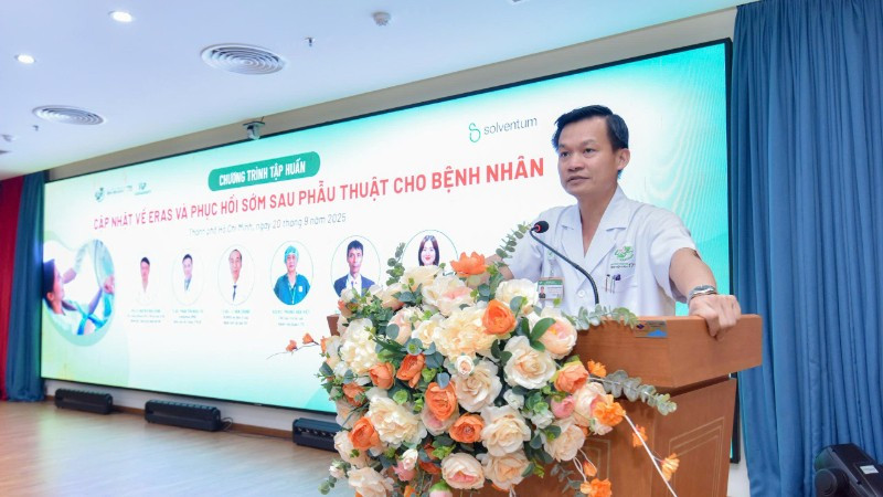 Tiến sĩ, Bác sĩ Phan Đình Mừng, Phó Giám đốc Bệnh viện Quân y 175, Giám đốc Viện Chấn thương Chỉnh hình phát biểu tại buổi tập huấn.