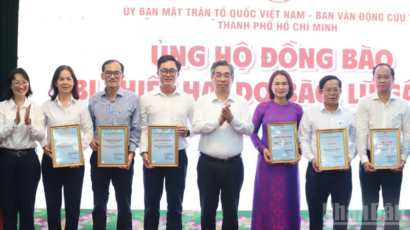 Đồng chí Nguyễn Phước Lộc, Phó Bí thư Thành ủy, Chủ tịch Ủy ban Mặt trận Tổ quốc Việt Nam Thành phố Hồ Chí Minh và đồng chí Trần Thị Diệu Thúy, Phó Chủ tịch Ủy ban nhân dân Thành phố trao thư cảm ơn các cơ quan, tổ chức, doanh nghiệp, cá nhân ủng hộ tại lễ phát động.