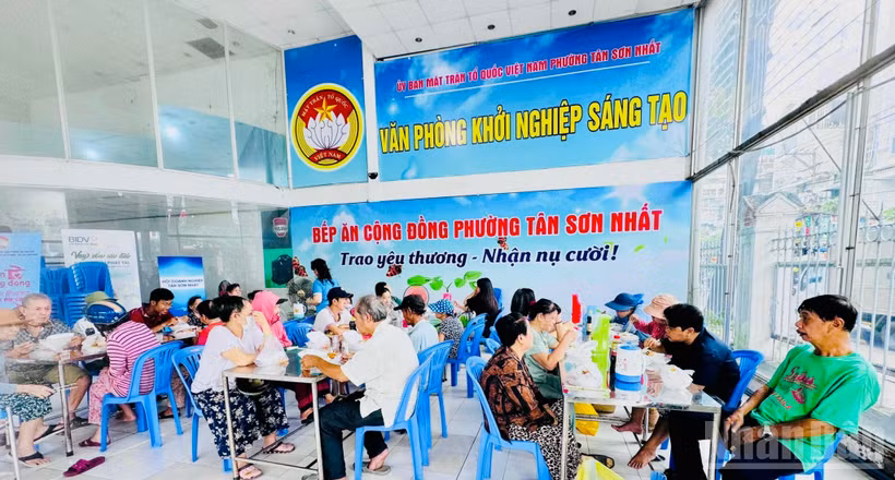 Bếp ăn được bố trí ở nơi thoáng mát, sạch sẽ nhằm phục vụ bà con ăn tại chỗ hoặc có thể mang về.