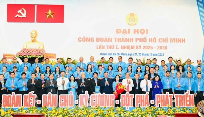 Ban Chấp hành, Ban Thường vụ Liên đoàn Lao động Thành phố Hồ Chí Minh nhiệm kỳ mới ra mắt Đại hội. (Ảnh: VIỆT DŨNG) 