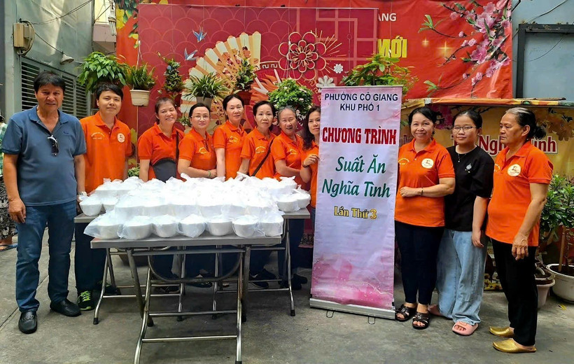 Đồng chí Châu Diệu Phương và các chi hội đoàn thể thực hiện mô hình “Suất ăn nghĩa tình-chia sẻ yêu thương”, giúp đỡ người dân khó khăn trong khu phố.