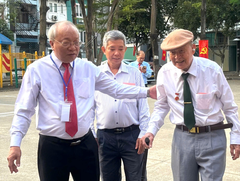 Đại tá Nguyễn Văn Tàu (biệt danh Tư Cang, 98 tuổi, bên phải), từng tham gia bỏ phiếu trong cuộc Tổng tuyển cử đầu tiên của nước ta năm 1946, đến trực tiếp bỏ phiếu tại khu vực bầu cử số 53 (phường Thạnh Mỹ Tây, TP Hồ Chí Minh).