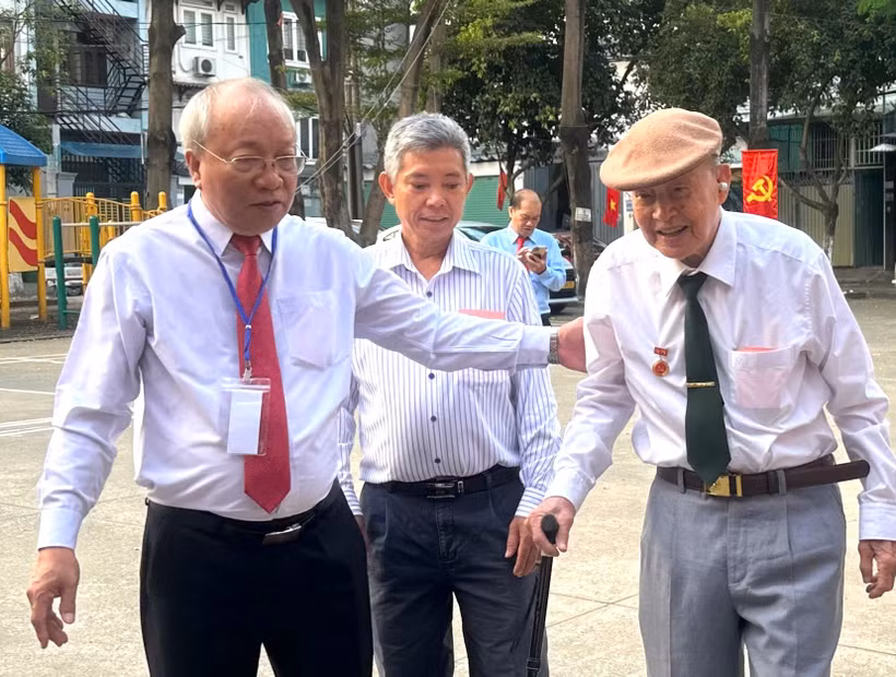 Đại tá Nguyễn Văn Tàu (biệt danh Tư Cang, 98 tuổi, bên phải), từng tham gia bỏ phiếu trong cuộc Tổng tuyển cử đầu tiên của nước ta năm 1946, đến trực tiếp bỏ phiếu tại khu vực bầu cử số 53 (phường Thạnh Mỹ Tây, TP Hồ Chí Minh).