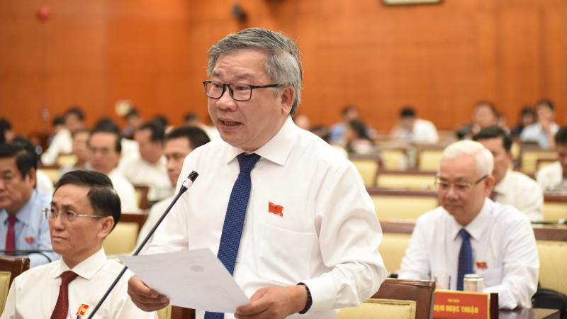 Đại biểu phát biểu tại kỳ họp.