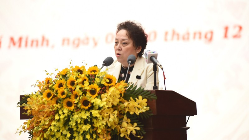 Giám đốc Sở An toàn thực phẩm Thành phố Hồ Chí Minh Phạm Khánh Phong Lan trả lời chất vấn tại kỳ họp.