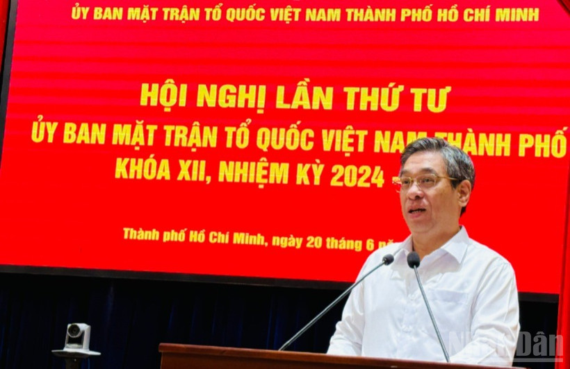 Đồng chí Nguyễn Phước Lộc, Phó Bí thư Thành ủy, Chủ tịch Ủy ban Mặt trận Tổ quốc Việt Nam Thành phố Hồ Chí Minh phát biểu tại Hội nghị.