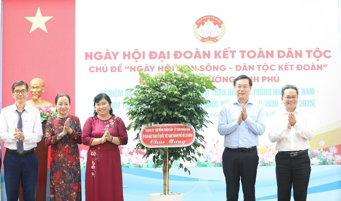 Ủy viên Trung ương Đảng, Phó Bí thư Thường trực Thành ủy Thành phố Hồ Chí Minh Lê Quốc Phong, Phó Chủ tịch Ủy ban Mặt trận Tổ quốc Việt Nam Thành phố Hồ Chí Minh Phạm Minh Tuấn tặng cây xanh chúc mừng Ngày hội (Ảnh: PHAN ANH) 