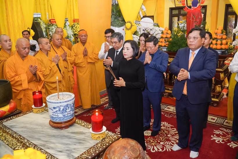 Đoàn đại biểu lãnh đạo Đảng, Nhà nước, Ủy ban Mặt trận Tổ quốc Việt Nam do bà Nguyễn Thị Thanh, Phó Chủ tịch Quốc hội dẫn đầu viếng Trưởng lão Hòa thượng Thích Trí Tịnh (Ảnh: Duy Phú) 