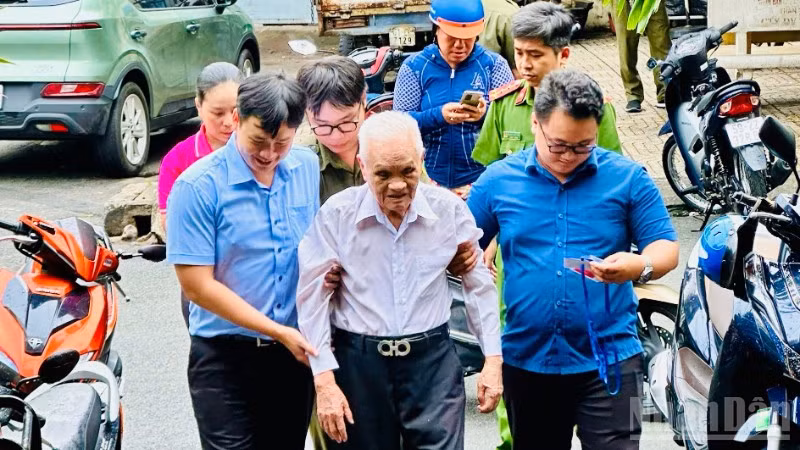 Phường đã bố trí nhân lực hỗ trợ đảng viên lớn tuổi đến các địa điểm thực hiện việc cấp đổi thẻ đảng viên được nhanh chóng, thuận lợi.