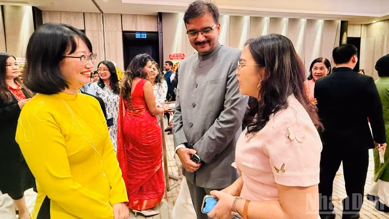 Phó Chủ tịch Ủy ban nhân dân thành phố Trần Thị Diệu Thúy trao đổi với Tiến sĩ Vipra Pandey, Tổng Lãnh sự Ấn Độ tại Thành phố Hồ Chí Minh tại bữa tiệc chiêu đãi.