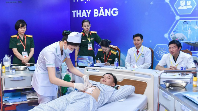Các thí sinh thực hiện phần thi thực hành.