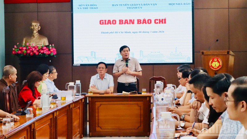 Đồng chí Tăng Hữu Phong, Phó Trưởng Ban Tuyên giáo và Dân vận Thành ủy Thành phố Hồ Chí Minh phát biểu tại cuộc họp giao ban.