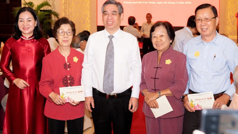 Đồng chí Nguyễn Phước Lộc và đồng chí Trương Thị Bích Hạnh chụp ảnh lưu niệm cùng đồng bào tiêu biểu các dân tộc thiểu số trên địa bàn thành phố.