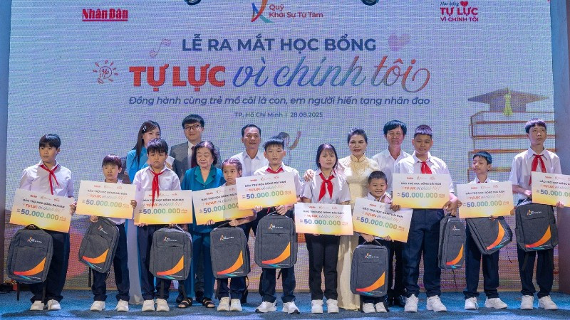 Mười đứa trẻ thuộc sáu gia đình có người hiến tạng vừa được nhận học bổng “Tự lực từ chính tôi” do Quỹ Khởi sự từ tâm trao tặng.