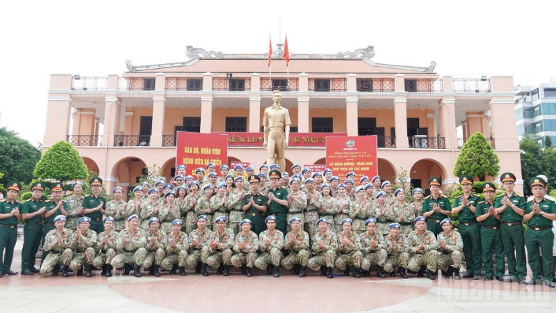 Lãnh đạo Bệnh viện Quân y 175, đại biểu các cơ quan cùng cán bộ, nhân viên Bệnh viện Dã chiến cấp 2 số 7 dâng hương và chụp ảnh lưu niệm tại Bảo tàng Hồ Chí Minh, chi nhánh Thành phố Hồ Chí Minh.
