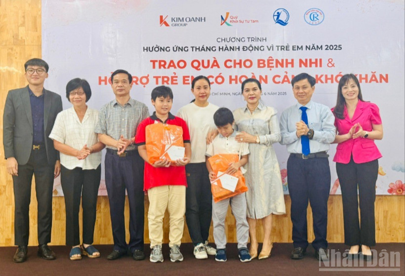 Tại chương trình, Quỹ Khởi sự từ tâm đã trao tặng các phần quà, hỗ trợ dành cho con em của các gia đình có người thân hiến tạng, mỗi suất trị giá 6 triệu đồng.