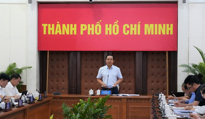 Chủ tịch Ủy ban nhân dân Thành phố Hồ Chí Minh Nguyễn Văn Được phát biểu tại đầu cầu Thành phố Hồ Chí Minh trong phiên họp. 