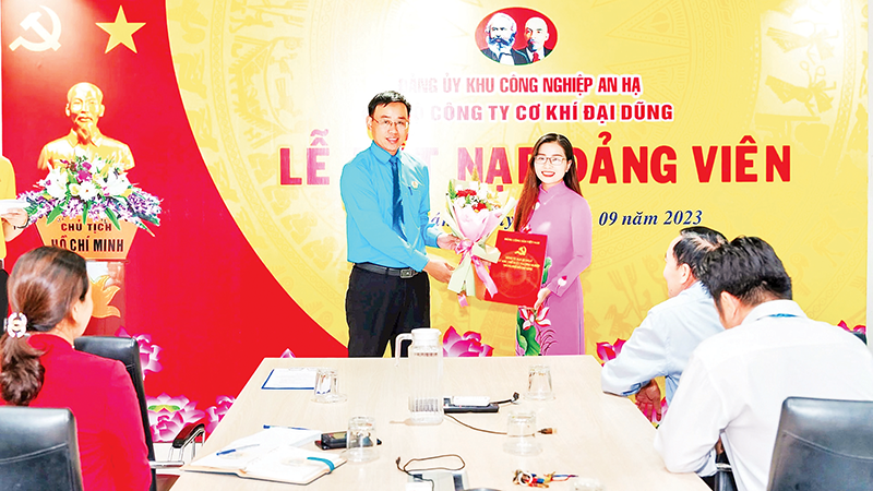 Nhờ làm tốt công tác tuyên truyền, giáo dục chính trị, pháp luật, nhiều lao động trẻ tại Công ty cơ khí xây dựng thương mại Đại Dũng mong muốn được đứng trong hàng ngũ của Đảng. 