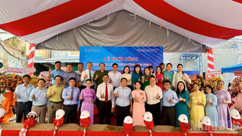 Lãnh đạo địa phương cùng giáo viên nhà trường tại Lễ khởi công Trường Mầm non 4-công trình trọng điểm đầu tiên của phường Minh Phụng thực hiện Nghị quyết Đại hội Đảng bộ phường lần thứ I, nhiệm kỳ 2025-2030.