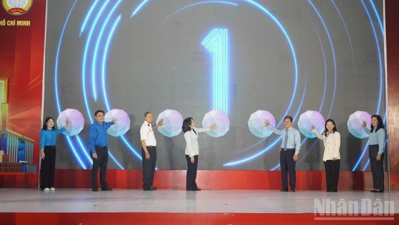 Nghi thức phát động Phong trào “Bình dân học vụ số” giai đoạn 2025-2026 tại Thành phố Hồ Chí Minh. (Ảnh: THẾ ANH) 