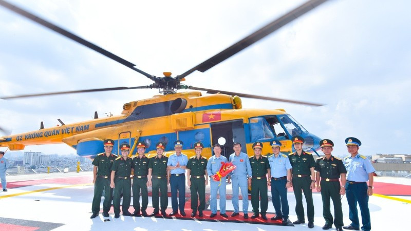 Lãnh đạo Bộ Quốc phòng, Bệnh viện Quân y 175, đại diện lãnh đạo, chỉ huy Sư đoàn 370 chụp ảnh cùng Tổ bay.