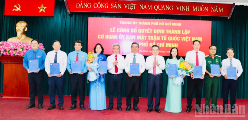 Trao quyết định tới Chủ tịch, các Phó Chủ tịch Ủy ban Mặt trận Tổ quốc Việt Nam Thành phố Hồ Chí Minh. 