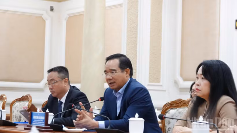 Chủ tịch Ủy ban nhân dân Thành phố Hồ Chí Minh Nguyễn Văn Được trao đổi tại buổi gặp gỡ.
