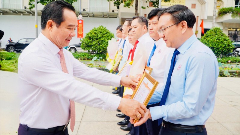 Ông Nguyễn Văn Được, Bí thư Đảng ủy, Chủ tịch Ủy ban nhân dân Thành phố Hồ Chí Minh tặng hoa, giấy khen chúc mừng ông Lâm Đình Thắng, Giám đốc Sở Khoa học và Công nghệ. 
