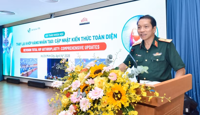 Thiếu tướng, Tiến sĩ, Bác sĩ Trần Quốc Việt, Giám đốc Bệnh viện Quân y 175 phát biểu tại hội thảo.