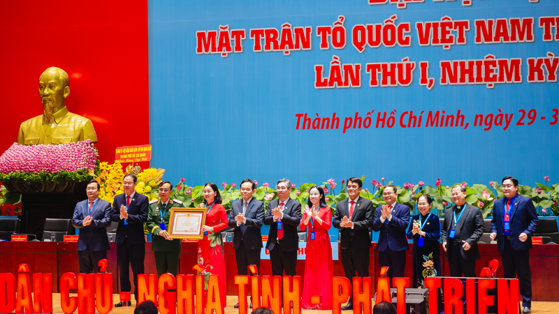 Tập thể Ủy ban Mặt trận Tổ quốc Việt Nam Thành phố Hồ Chí Minh vinh dự nhận Bằng khen của Thủ tướng Chính phủ.