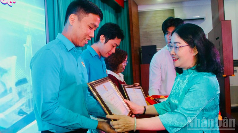 Bà Nguyễn Kim Loan, Thành ủy viên, Phó Chủ tịch Liên đoàn Lao động thành phố trao Bằng khen cho tập thể, cá nhân đạt giải.