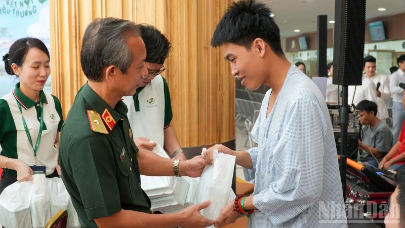Thiếu tướng, Phó Giáo sư, Tiến sĩ, bác sĩ Lê Quang Trí, Phó Giám đốc Bệnh viện Quân y 175 trao quà cho bệnh nhân tại chương trình.
