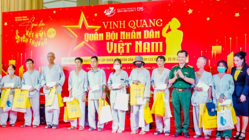 Tại chương trình, Bệnh viện Quân y 175 đã trao tặng những phần quà cho các bệnh nhân có hoàn cảnh khó khăn.