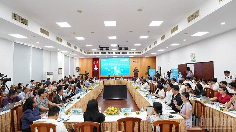 Toàn cảnh diễn đàn.