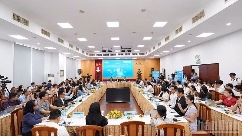 Toàn cảnh diễn đàn.